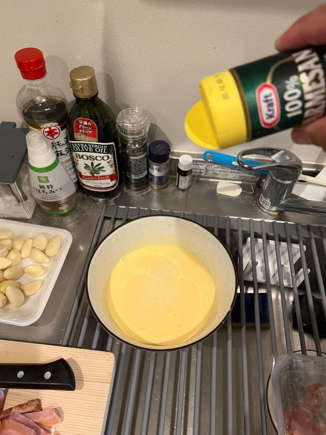 生クリームと卵黄を混ぜたものに、粉チーズを加える。