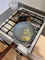 刻んだにんにくを炒める。