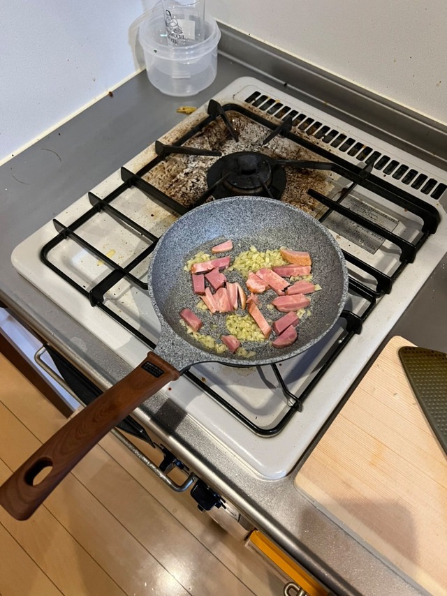 厚切りベーコンを投入。