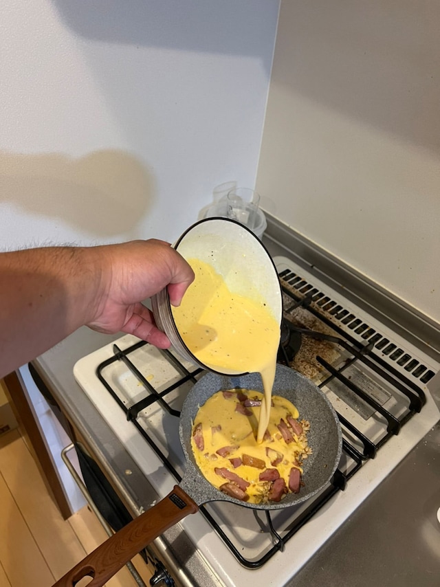 カルボナーラソースを作る大鶴肥満。