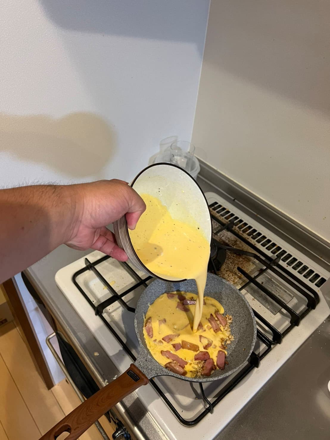 カルボナーラソースを作る大鶴肥満。