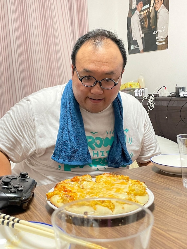 大鶴肥満とカルボナーラピザ。