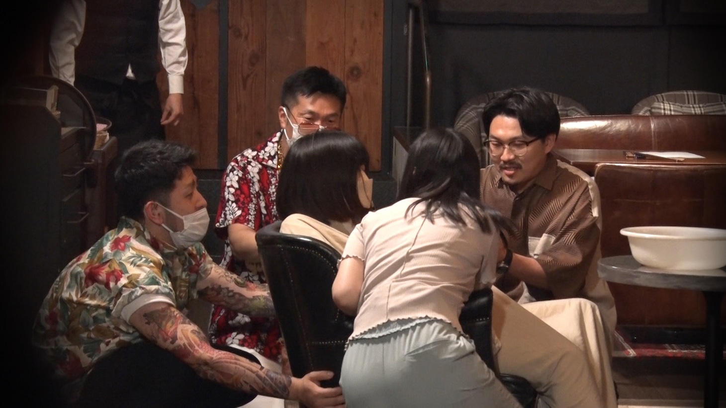 オズワルド伊藤（右端）(c)テレビ朝日