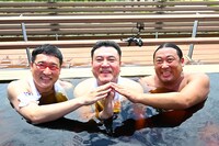 「山の会」メンバーの（左から）、南海キャンディーズ山里、アンタッチャブル山崎、ロバート秋山。(c)TBS