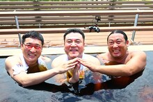 「山の会」メンバーの（左から）、南海キャンディーズ山里、アンタッチャブル山崎、ロバート秋山。(c)TBS