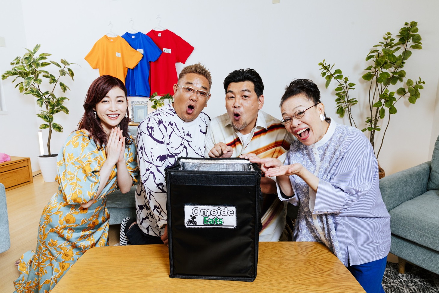 「オモイデイーツ ～あなたの心、デリバリーします～」に出演する（左から）新井恵理那、サンドウィッチマン、柴田理恵。(c)STV