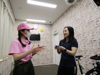 左から、井上咲楽、カーリングの藤澤五月選手。(c)STV