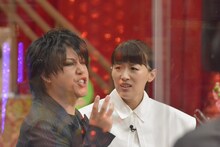 左からたむたむ、沙羅。(c)読売テレビ