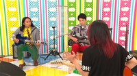 ギターを練習するトム・ブラウン布川（左）とかまいたち濱家。(c)テレビ朝日