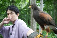 すまし顔で鷹匠に挑戦するかまいたち濱家。