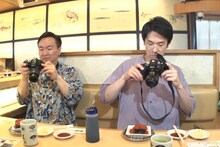 なごやか亭で2人して写真を撮っているかまいたち。