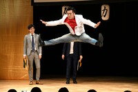 ケビンス山口コンボイに扮して登場するみたらし祭り・りゅうせい。