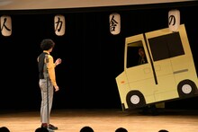 ステージまでキャプテンバイソンの小道具の車で乗り付ける大仰天・木場。