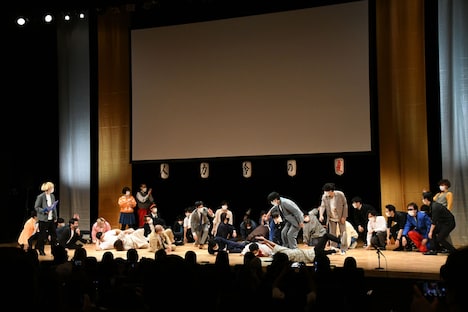 真空ジェシカ川北の「優勝はネギゴリラ！」でコケる一同。