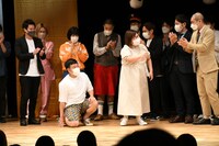 優勝者に選ばれ、困惑する本田兄妹。