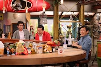 左からモグライダー、ナインティナイン岡村。(c)カンテレ