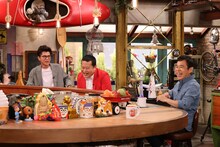 左からモグライダー、ナインティナイン岡村。(c)カンテレ