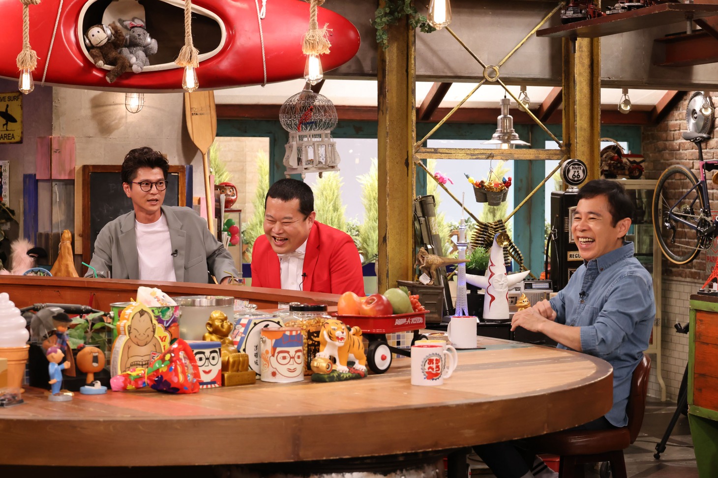 左からモグライダー、ナインティナイン岡村。(c)カンテレ