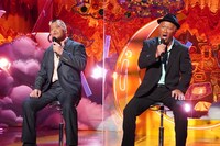 左から、天山広吉、本間朋晃。(c)フジテレビ