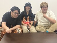 左からビスケットブラザーズ原田、ニキケイシ、ビスケットブラザーズきん。