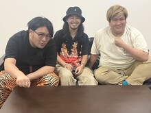左からビスケットブラザーズ原田、ニキケイシ、ビスケットブラザーズきん。