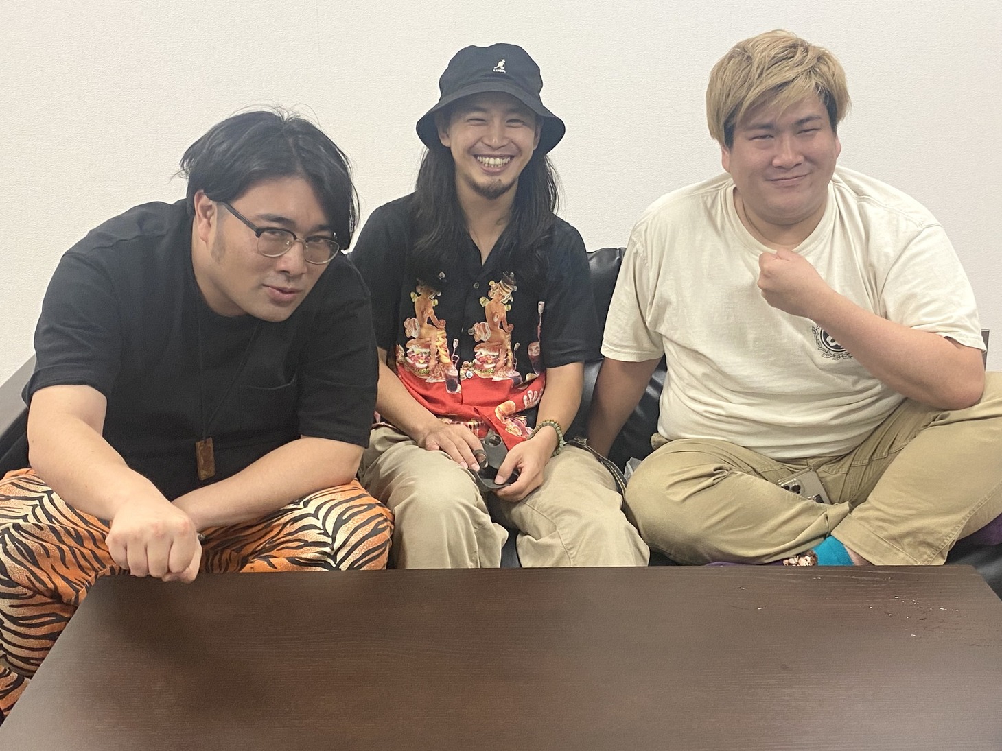 左からビスケットブラザーズ原田、ニキケイシ、ビスケットブラザーズきん。