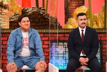 左からダブルアート真べぇ、デニス植野。(c)カンテレ