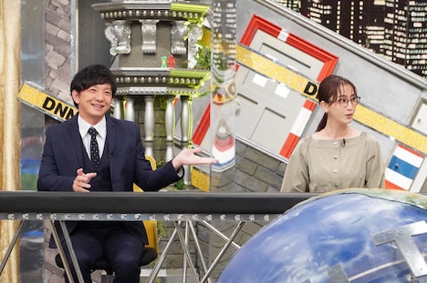 左から、パンサー向井、松井玲奈。(c)フジテレビ