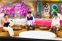 「ドーナツトーク」に出演する（左から）鷲見玲奈、土田晃之、水野美紀。(c)CBC