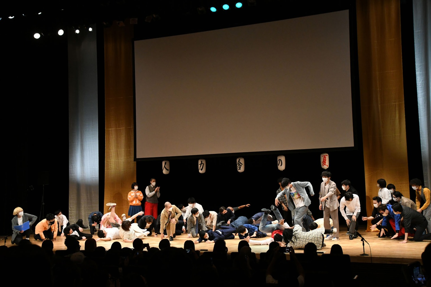 「優勝はネギゴリラ！」で一同がコケ、次の公演のため会場入りしていたネギゴリラが登場するという一連の流れは3度繰り返された。