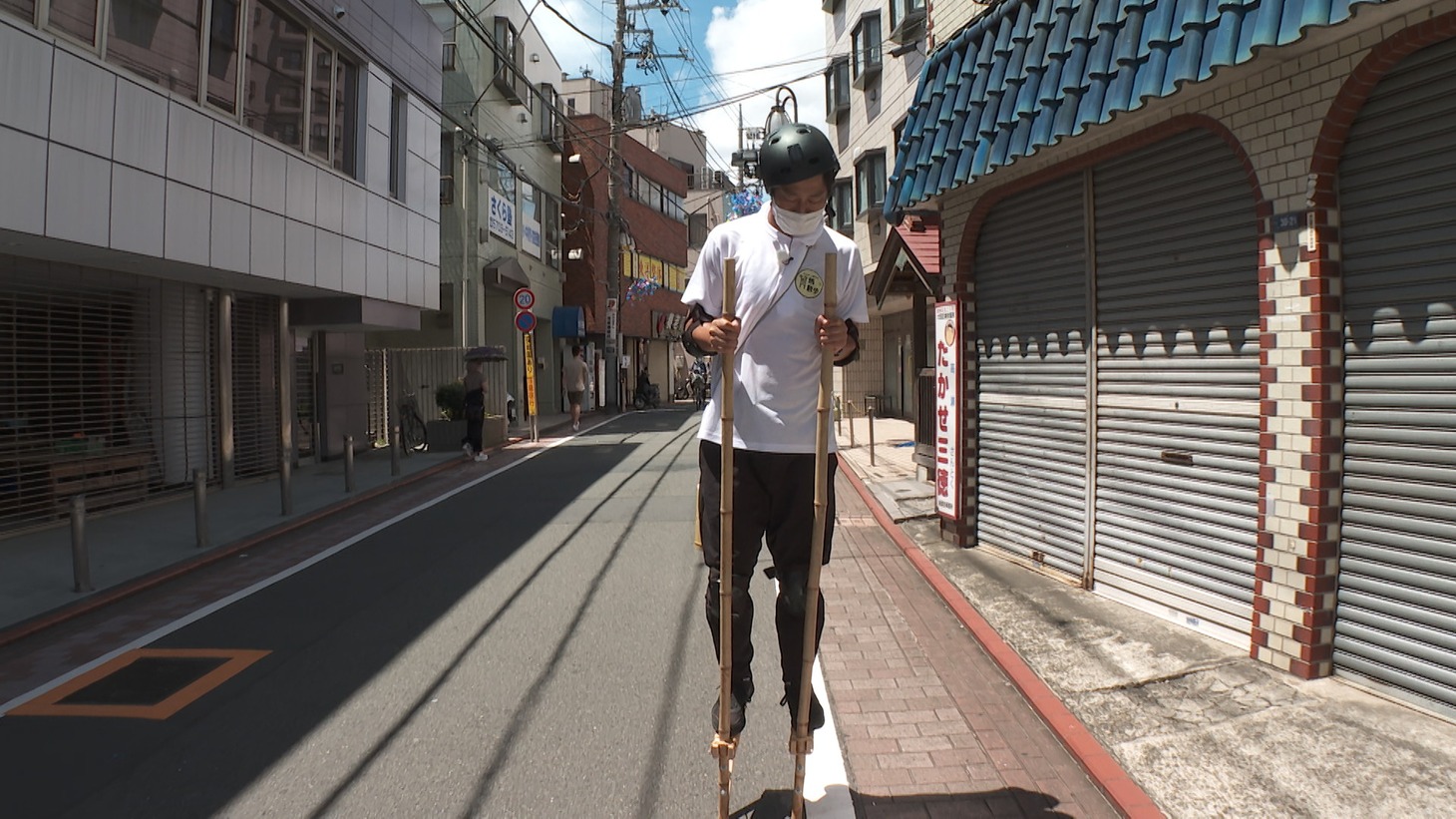 竹馬に乗るパンサー尾形。