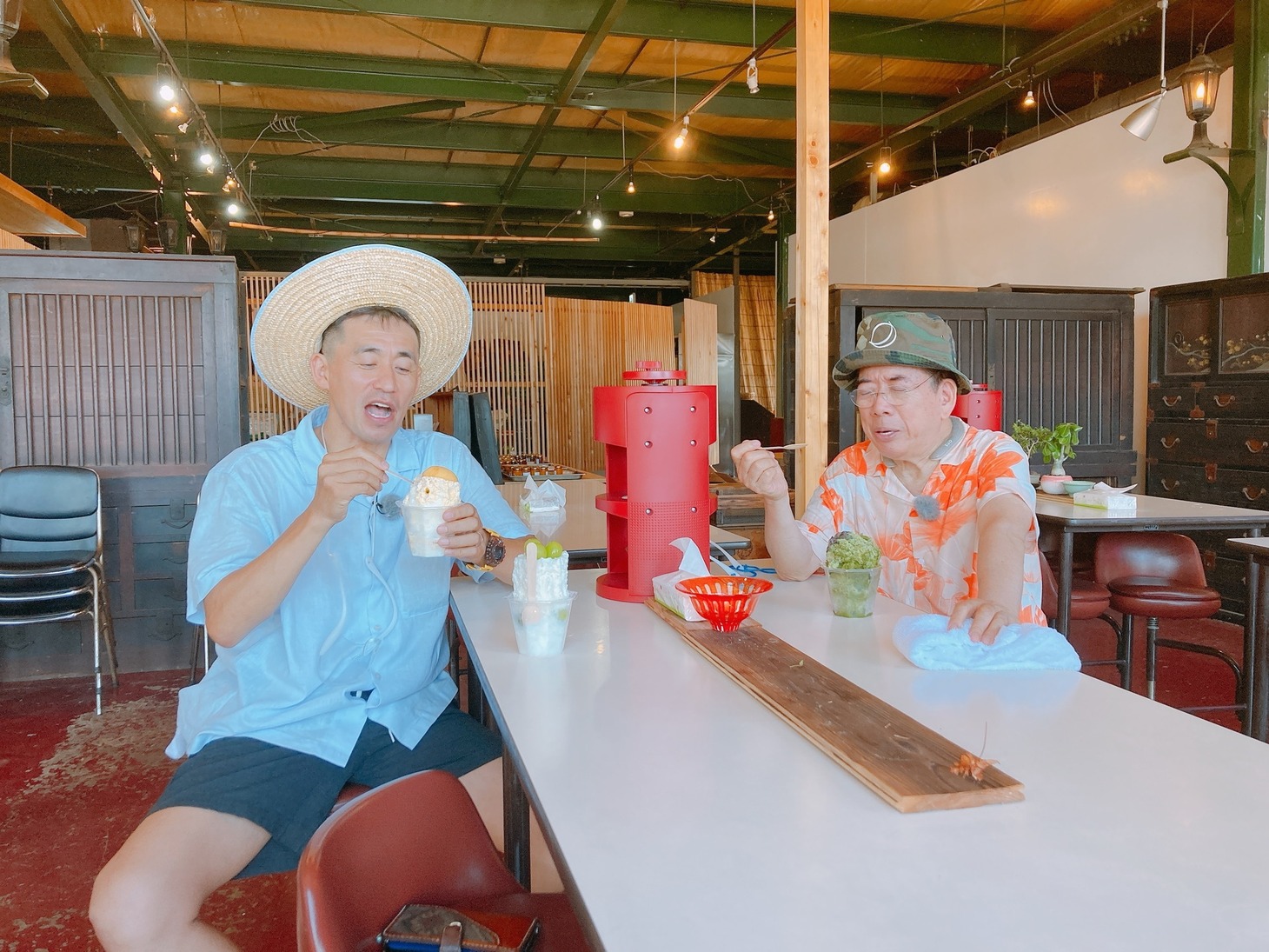 左から石田靖、西川きよし。(c)カンテレ