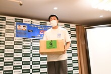 自らの運転で無事に本を届けた、ごめたんことグランジ五明。