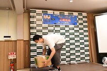 自らの運転で無事に本を届けた、ごめたんことグランジ五明。