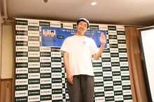 ムービーカメラに笑顔を振りまくごめたんことグランジ五明。