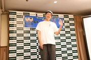ムービーカメラに笑顔を振りまくごめたんことグランジ五明。