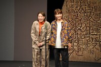 漫才を披露するAマッソ。