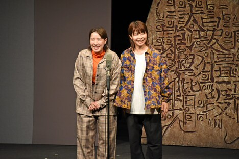 漫才を披露するAマッソ。