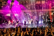 日本武道館で行われたLUNA SEAの単独公演「LUNA SEA 復活祭 -A NEW VOICE-」にGACHI SEAが出演した場面。(c)テレビ朝日