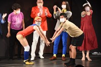 一緒に「キャイ～ン！」をするムラムラタムラ（左）とオジンオズボーン篠宮（右）。