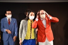 トム・ブラウン布川（手前左）の髪を借りて海原はるかのモノマネをする新宿カウボーイかねきよ（右）。