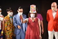 元ちとせならぬ“元ちとせ飴”に扮するにゃんこスター・スーパー3助。