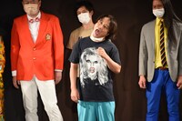 パーパー・ほしのディスコになりきり、音楽の世界に陶酔する永野。