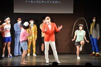にゃんこスターのネタの中央に割り込み、客席に語りかける新宿カウボーイかねきよ。