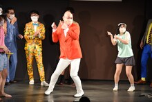 リズム縄跳びのネタをするにゃんこスター・アンゴラ村長と新宿カウボーイかねきよ。