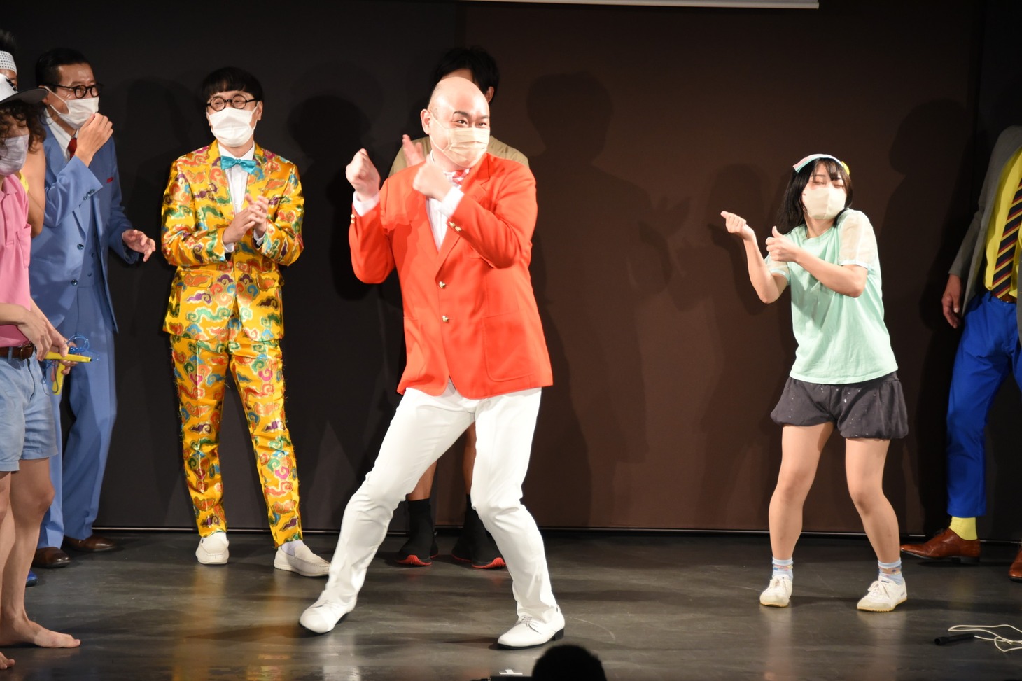 リズム縄跳びのネタをするにゃんこスター・アンゴラ村長と新宿カウボーイかねきよ。
