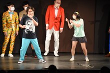 陶酔した状態でリズム縄跳びのネタを披露する永野（左）。