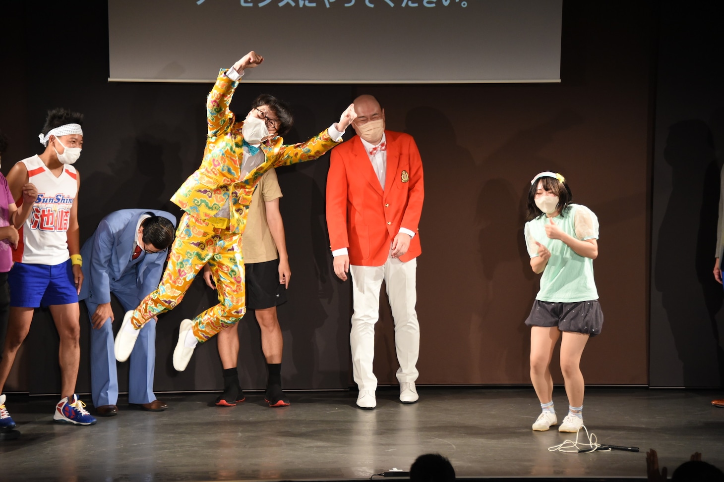元気に飛び跳ねながら、にゃんこスター・スーパー3助になりきるいち・もく・さん・くぼた（左）。