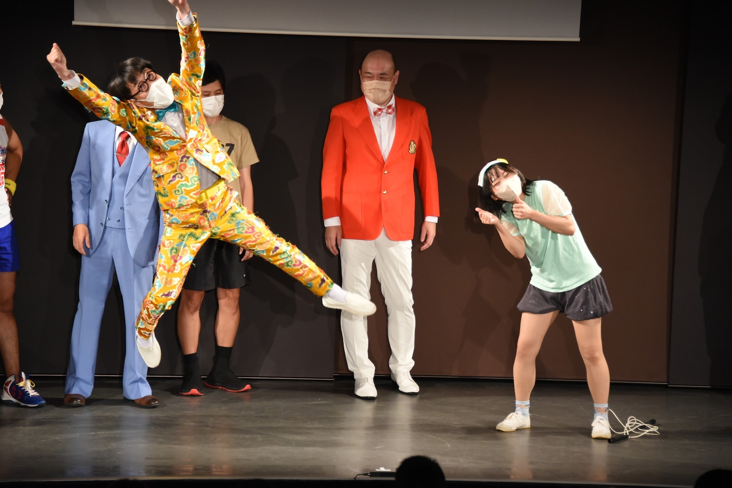 元気に飛び跳ねながら、にゃんこスター・スーパー3助になりきるいち・もく・さん・くぼた（左）。