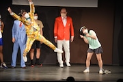 元気に飛び跳ねながら、にゃんこスター・スーパー3助になりきるいち・もく・さん・くぼた(左)。